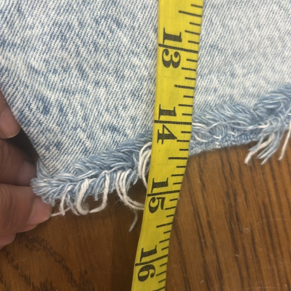 ABERCROMBIE & FITCH Distressed Light Wash Mom Short - Picture 9 of 9